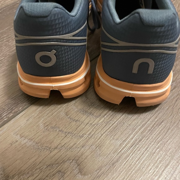 OnRun sneakers - Picture 6 of 7